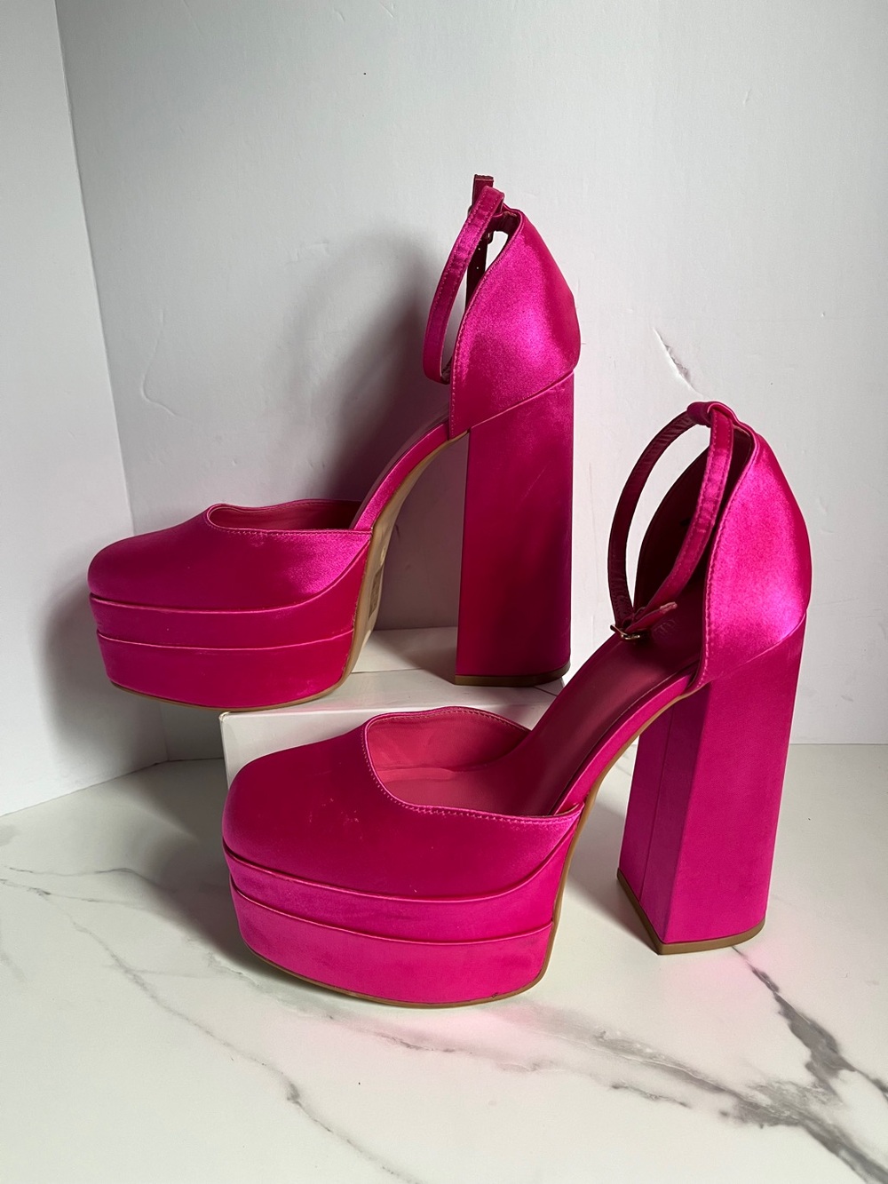 Women's Size 9 bright pink satin platform heels Dream
Paris